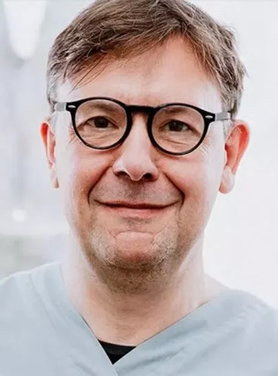 Dr Iain Hoeltschi